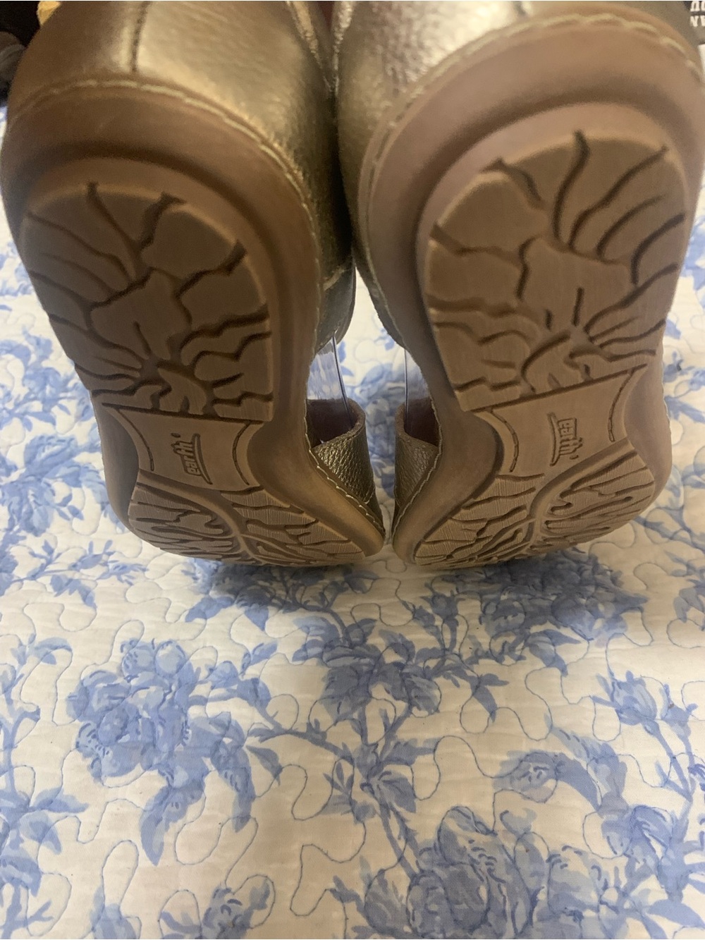Earth Metallic Gold Leather Women's Sandals - Picture 4 of 6